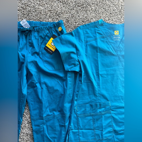 Wonderwink. Women’s scrub set. Various sizes - Picture 3 of 9